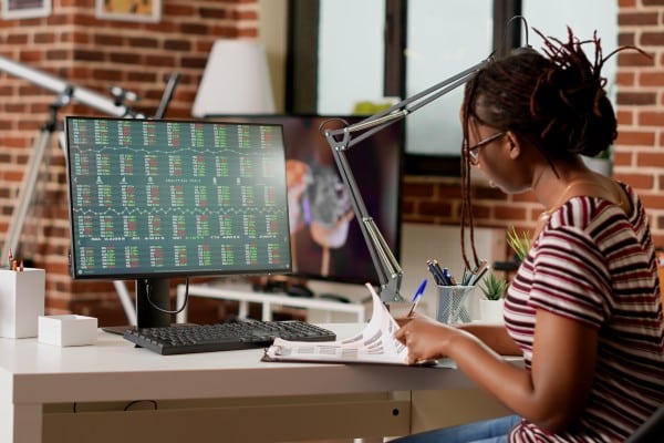 jeune femme qui investi en bourse