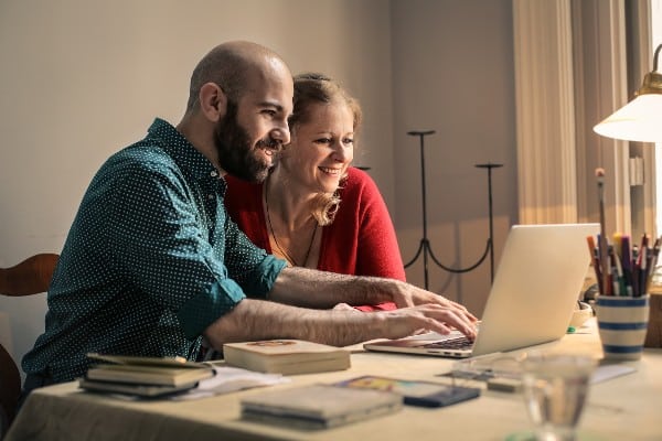 un couple qui se sert de l'outil en ligne